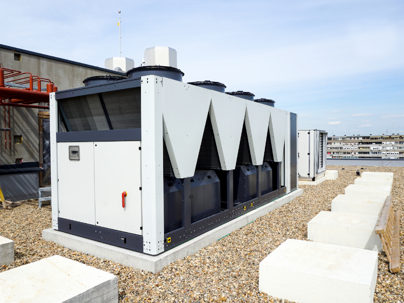 Chiller Giải Nhiệt Gió Và Giải Nhiệt Nước: So Sánh Chi Tiết